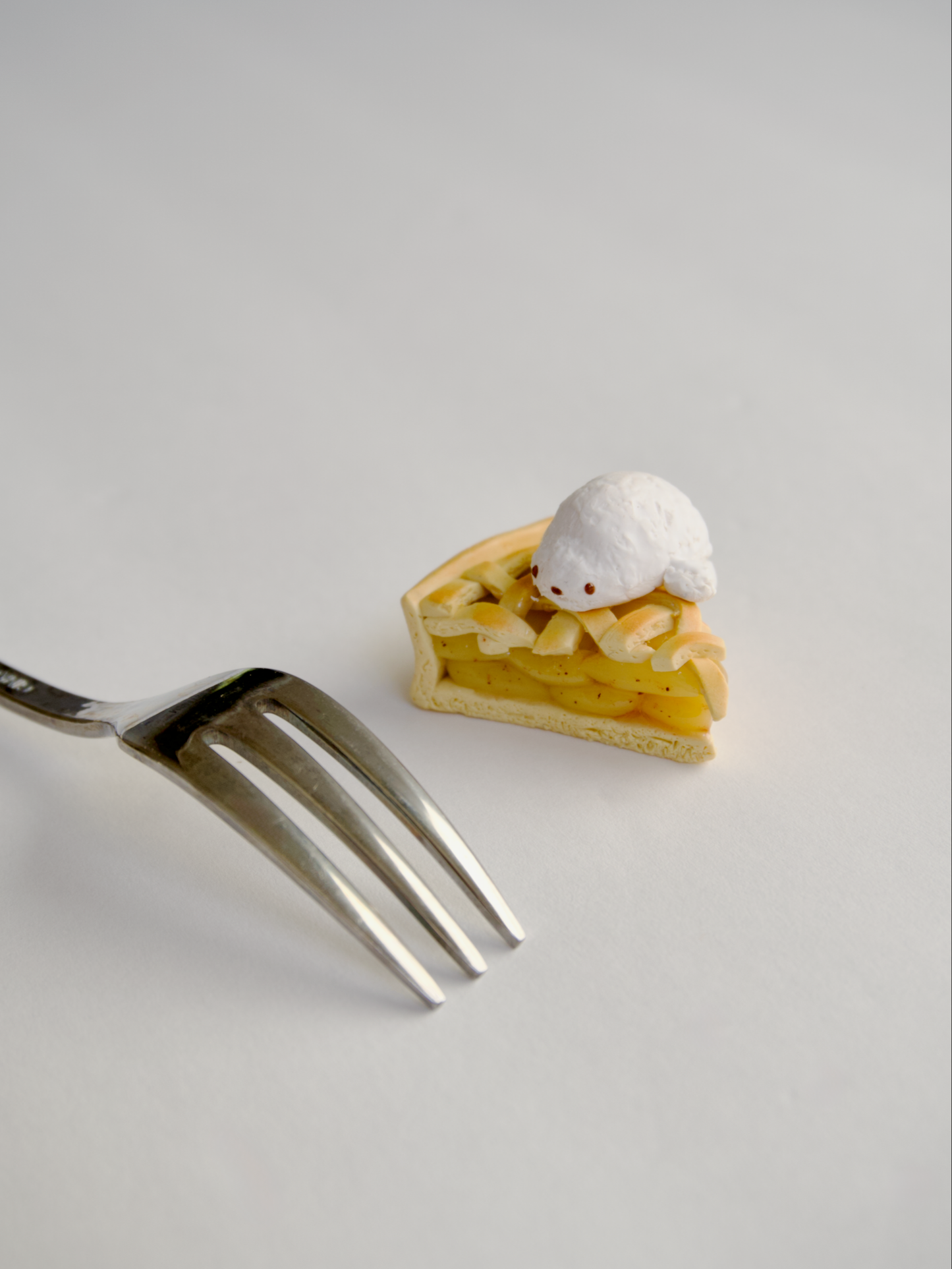 Kino the Seal Apple Pie Figurine